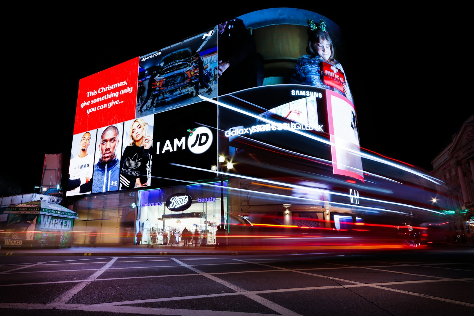 Gece şehir meydanında dev LED reklam ekranları